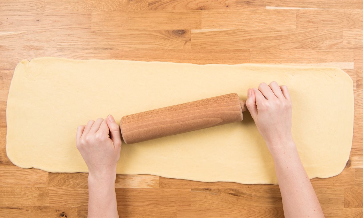 Picture - CakeuDessert Germany Editorialphoto Hefeteig-Ausrollen 05