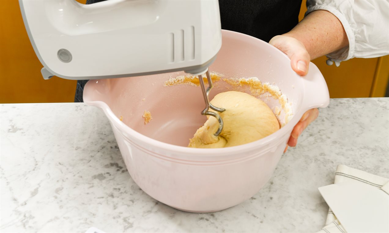 Picture - Hefeteig Zubereitung DSC7736 zuschnitt